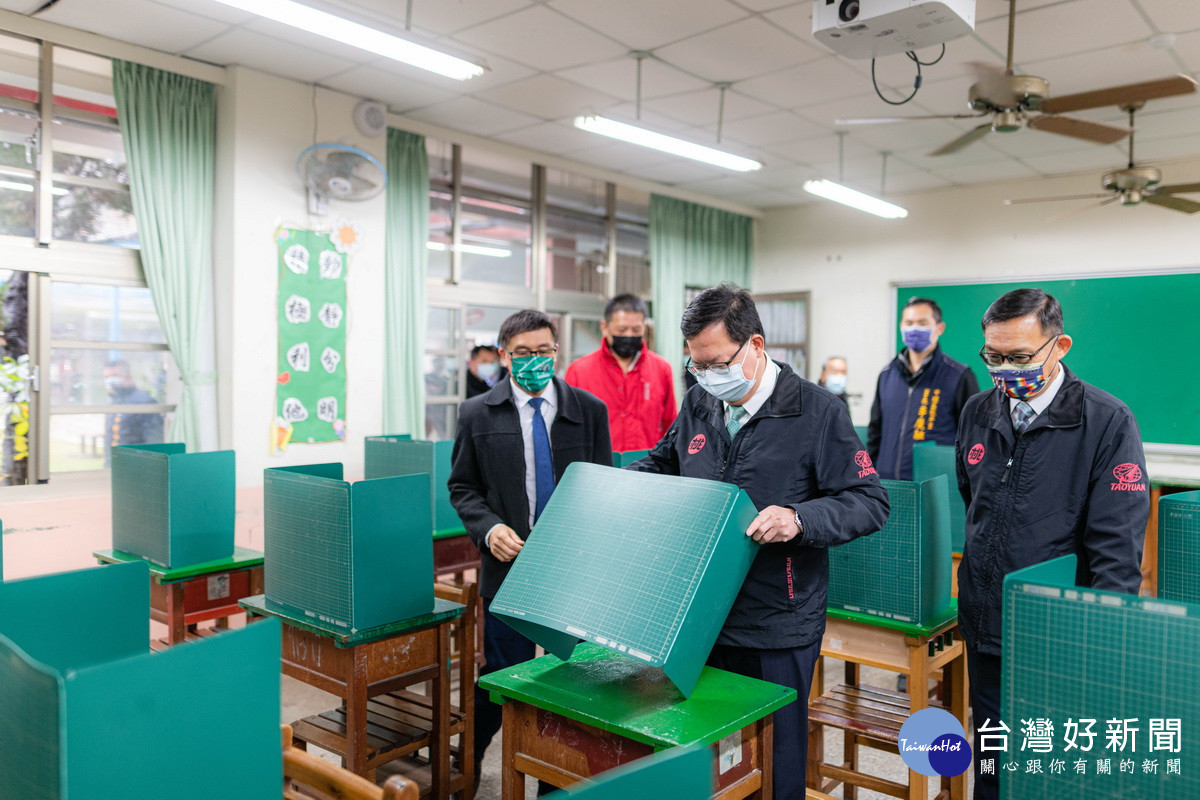 桃園市各國小、國中及高中職、幼兒園開學在即，桃園市長鄭文燦視察校園防疫整備工作。