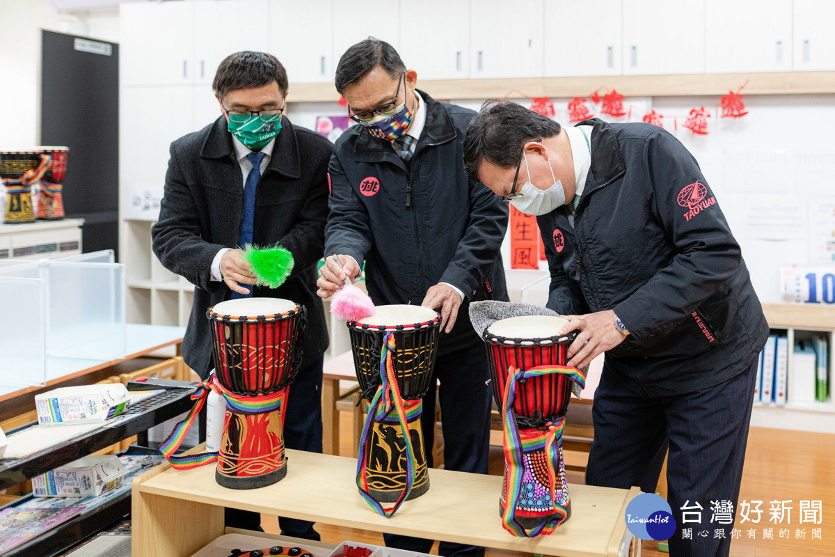 桃園市各國小、國中及高中職、幼兒園開學在即，桃園市長鄭文燦視察校園防疫整備工作。