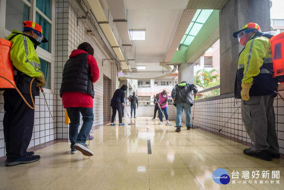 桃園市各國小、國中及高中職、幼兒園開學在即，桃園市長鄭文燦視察校園防疫整備工作。