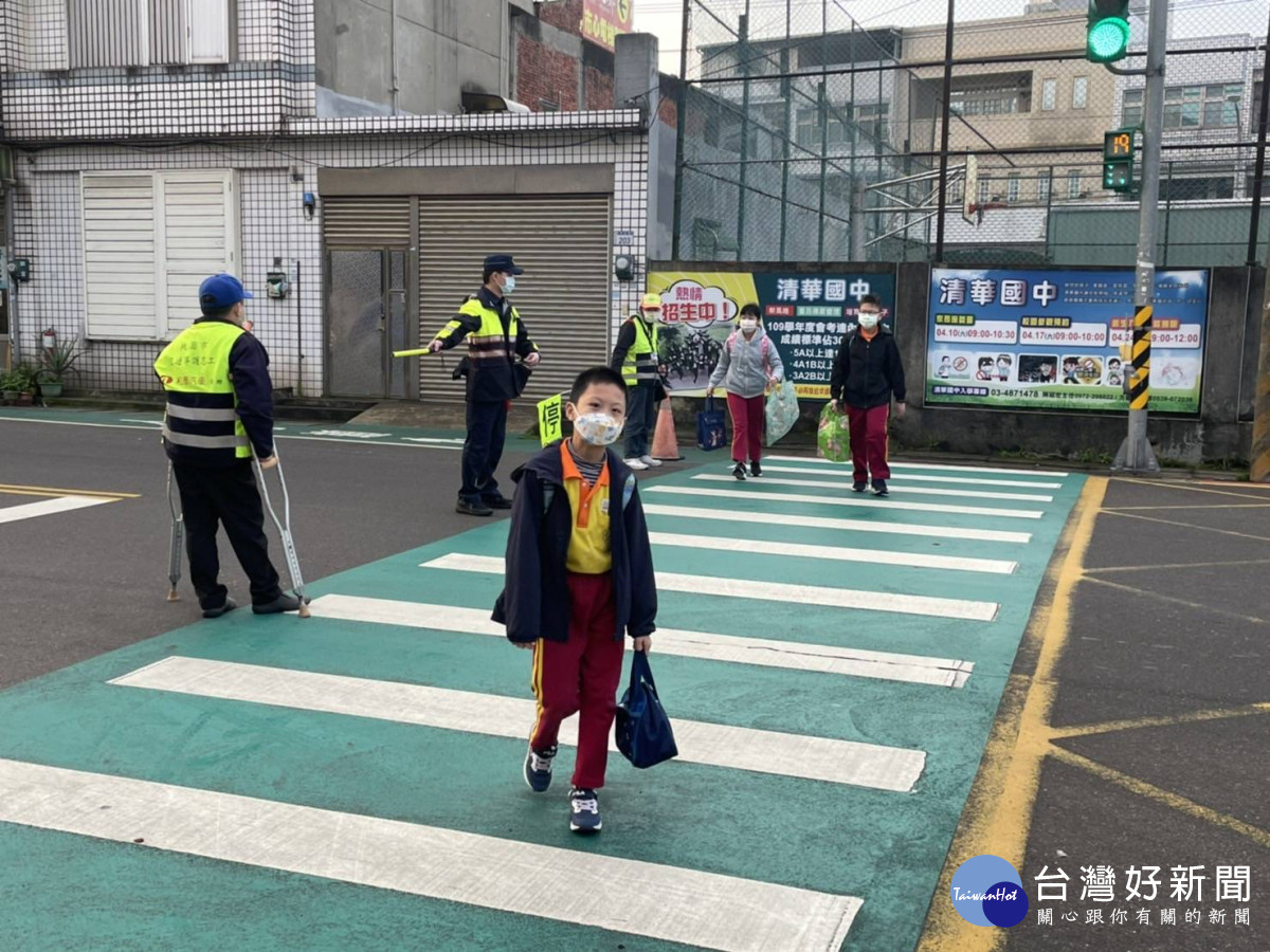 楊梅警方開學日執行護童勤務，以確保校園周邊交通順暢。