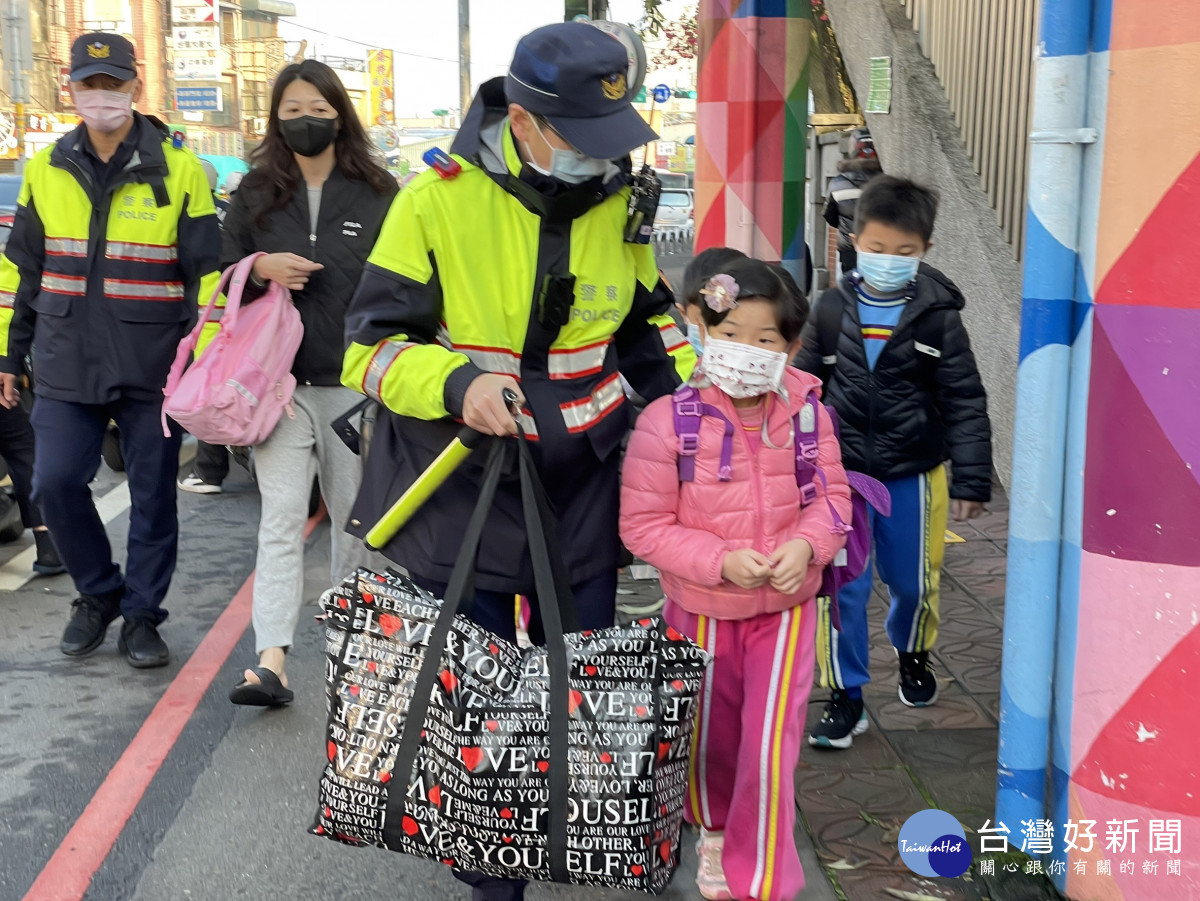 平鎮警開學日加強護童專案勤務