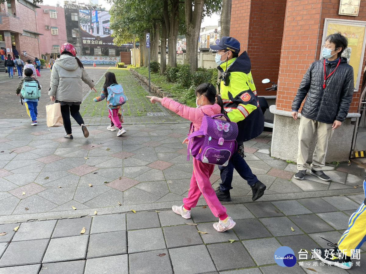 平鎮警開學日加強護童專案勤務