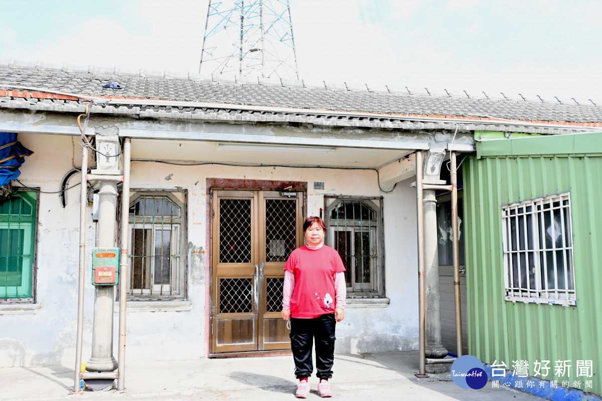 黃秀蓮承受著龐大的經濟壓力，住處的屋瓦、樑柱修繕也只能依賴社工團體／記者陳致愷攝影