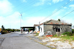 黃秀蓮住家旁的風機，讓她成為開發商的風機巡守員，人生因此重拾希望／記者陳致愷攝影