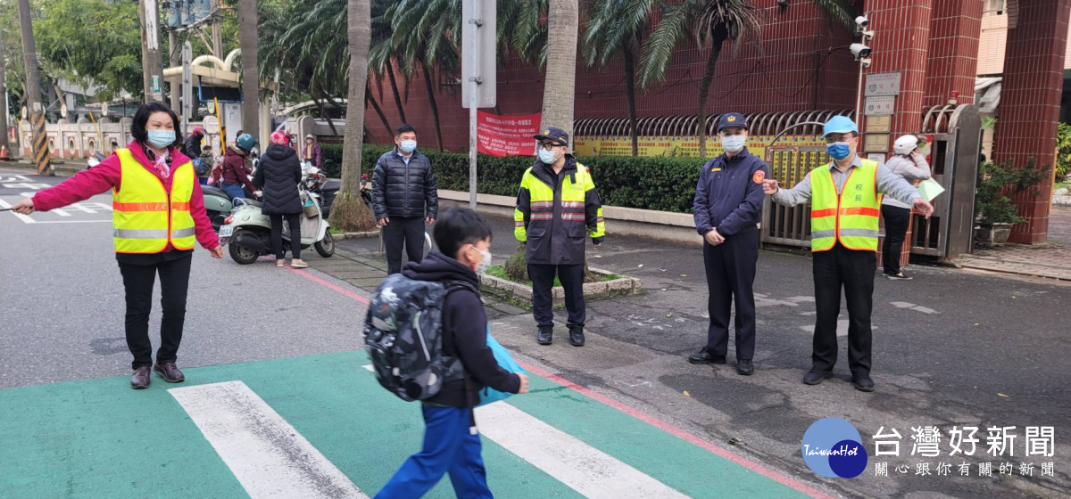 桃園市政府警察局各分局及交通警察大隊在開學首日特別強化「護童專案」勤務<br />
<br />
