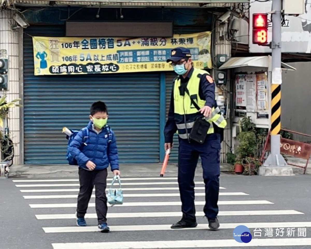 北港分局指出，為維護學童上、放學的安全、維護校園周邊交通順暢及落實校園防疫措施/北港警分局提供