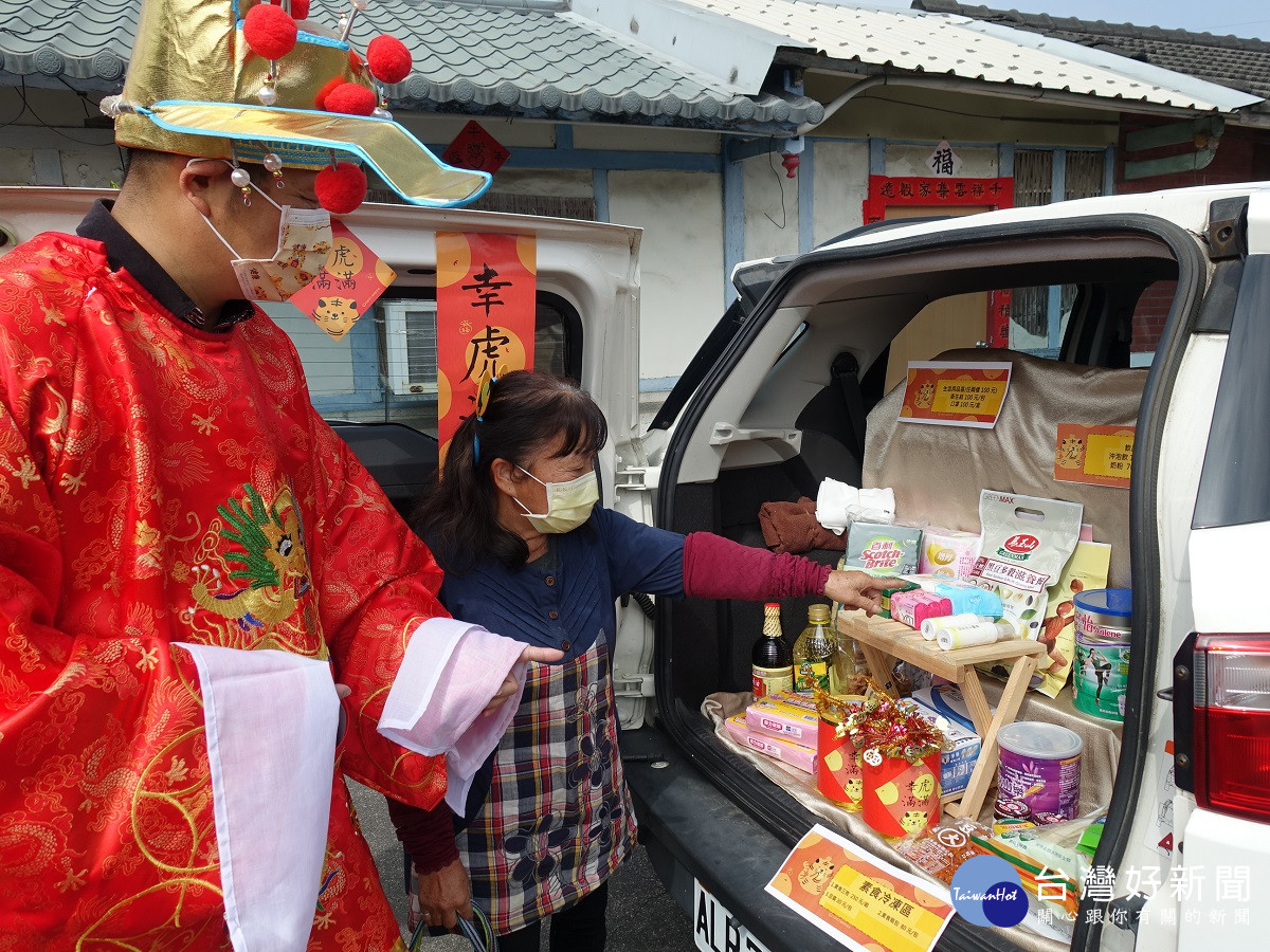 弘道基金「年貨百寶車」送暖老長輩　讓獨居弱勢失能長輩暖過元宵節