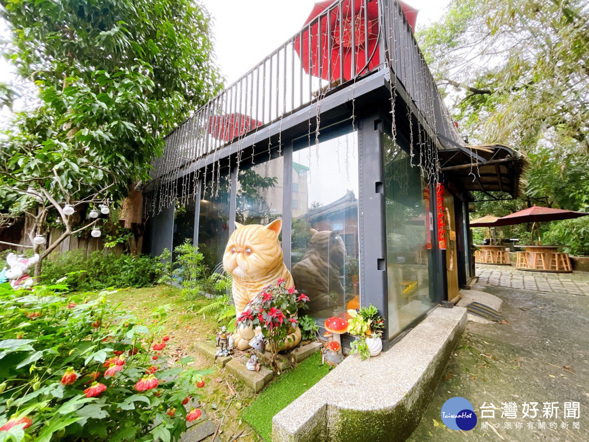 「游家肥貓寵物友善餐廳」由荒廢舊屋改建，餐廳門口有一隻126公分的加菲貓公仔迎賓。