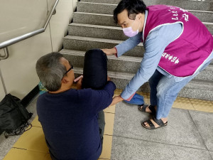 市府已於上午啟動防寒關懷機制，適時訪視問安獨居長者及街友等弱勢族群照顧，並進行防範一氧化碳中毒宣導