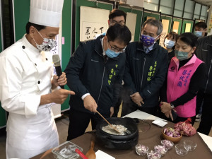 台南市是紅蔥頭主要產地，南市府將舉辦行銷活動，市長黃偉哲親自示範炸紅蔥酥油。