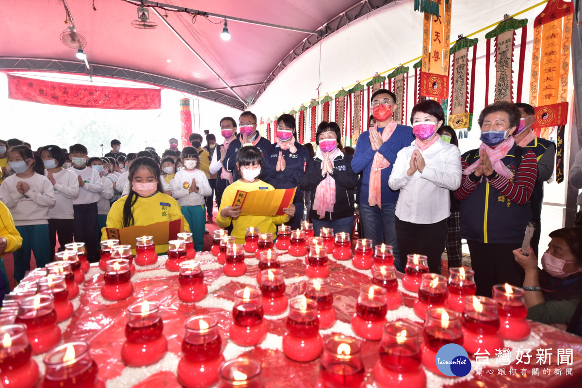 市長與新盛國小學生於祈福壇參與求文昌儀式