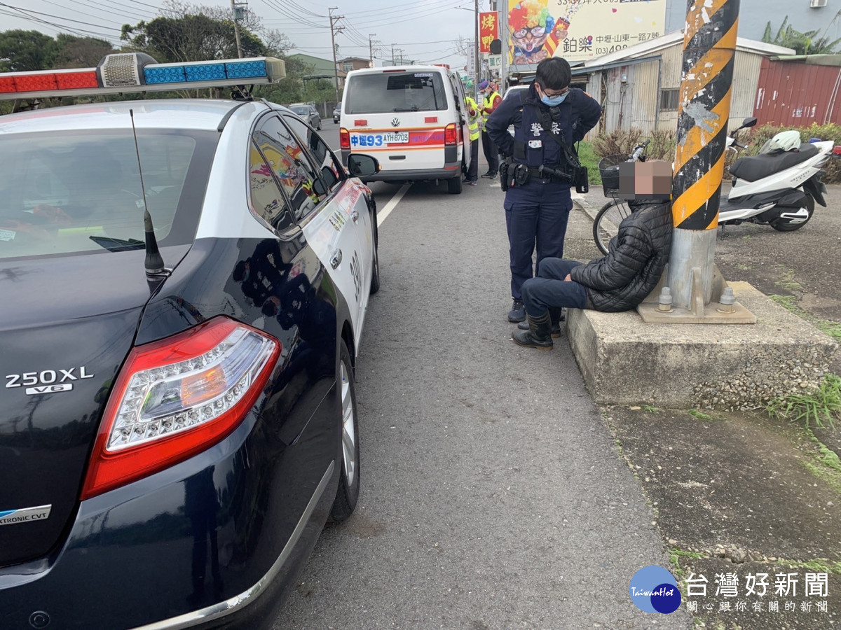 老翁騎著腳踏車出門沒找到朋友，虛弱的靠在路邊電線桿旁，員警獲報到場關心