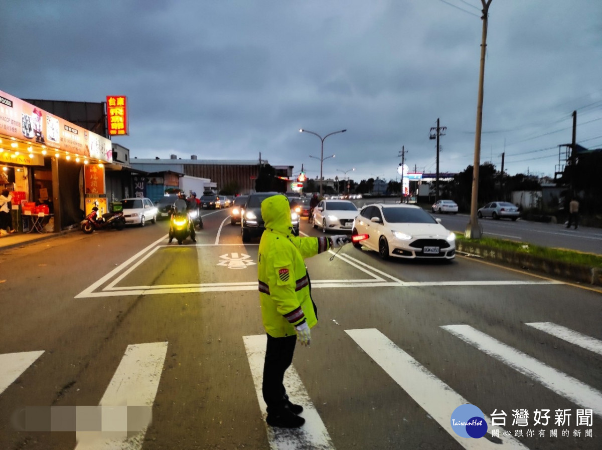 公路總局再次呼籲各位鄉親，返鄉、旅遊請多搭乘公共運輸工具，開車則請盡量利用替代路線並避開尖峰時段。<br />
<br />
