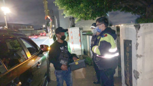 巡邏員警發現菲籍移工機車拋錨後幫忙叫計程車，讓男子能夠順利返回楊梅的宿舍