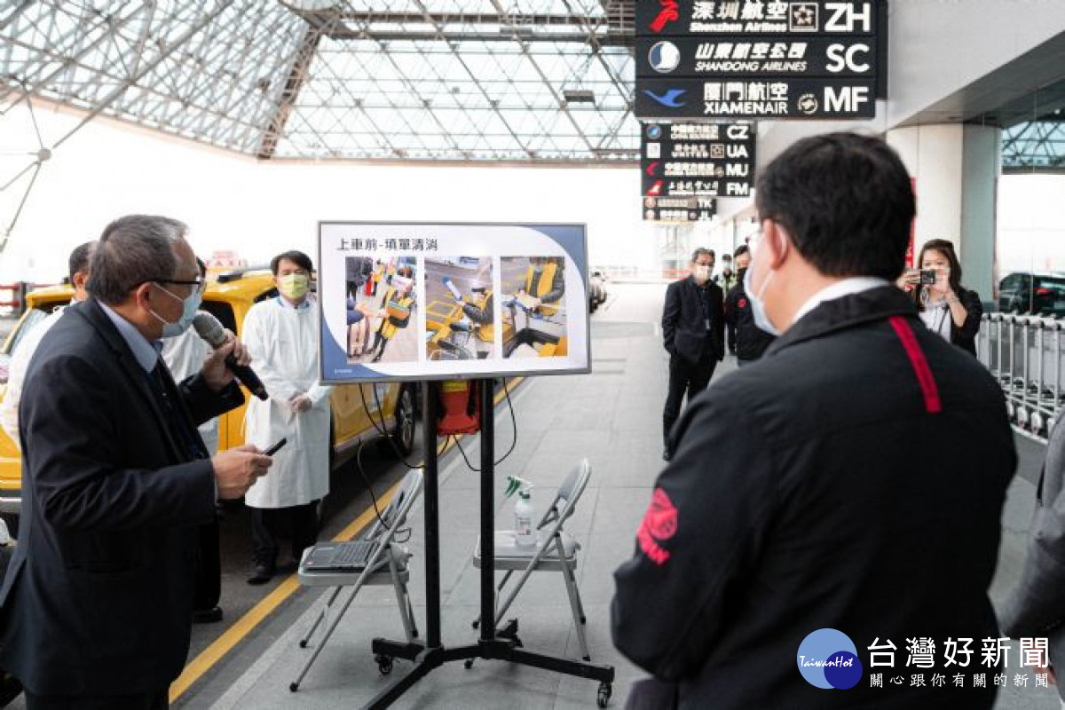 市長及貴賓聽取防疫車隊簡報