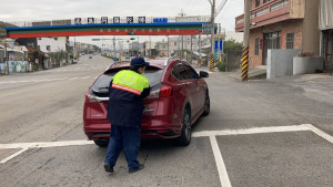 車未進廠保養「先故障」　警徒手推車排除困境