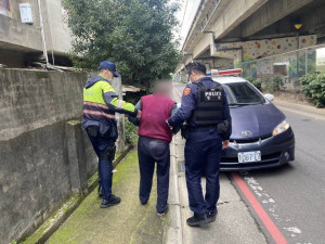 九旬老翁跌坐路旁，八德暖警協助返家