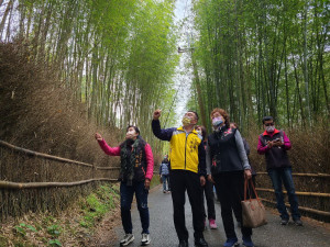 陳東睦鎮長引領來賓參觀竹海隧道。（竹山公所提供）