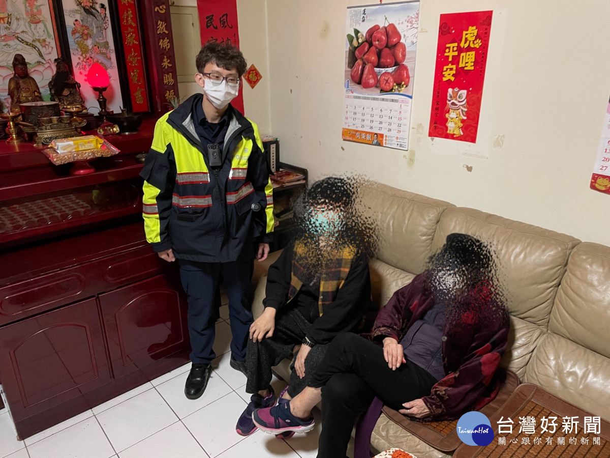 失智老婦大鬧社區，員警協助誤闖家門婦人返家