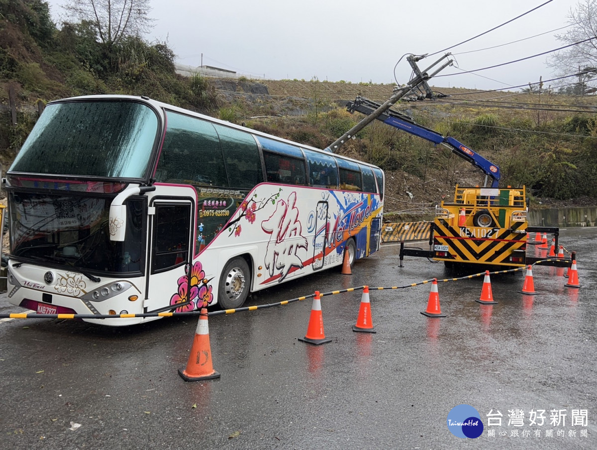 倒塌電桿扎傷一旁遊覽車