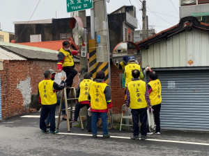 下營區公所與下營上帝廟發起擦拭反射鏡保平安活動。(下營區公所提供)