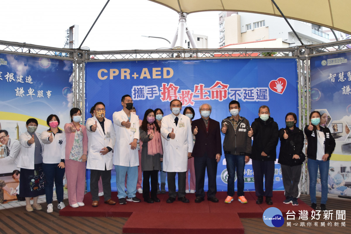 現場所有人員高忽「ＣＰＲ＋ＡＥＤ 攜手搶救生命搶第一」口號。圖／記者鄧富珍攝