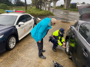 員警幫忙更換備胎排除狀況，讓駕駛順利脫困返家