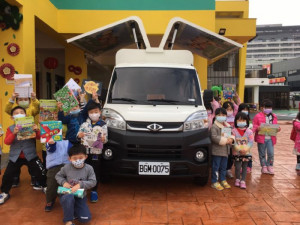 試車首日載著1000本主題圖書到楊梅區明日之星幼兒園，小朋友蜂擁而上，愛不釋手