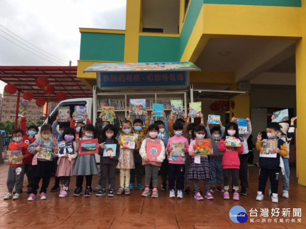 試車首日載著1000本主題圖書到楊梅區明日之星幼兒園，小朋友蜂擁而上，愛不釋手