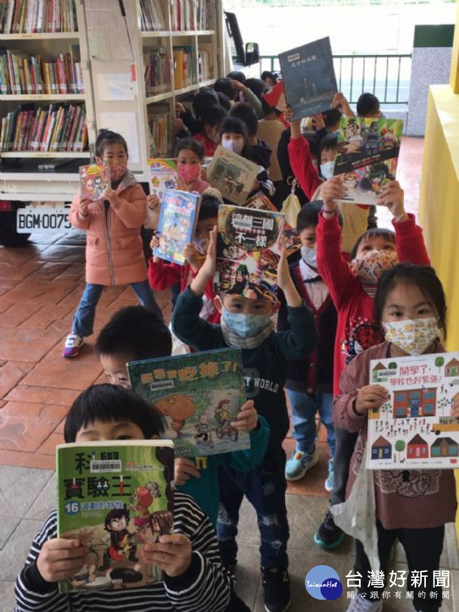 試車首日載著1000本主題圖書到楊梅區明日之星幼兒園，小朋友蜂擁而上，愛不釋手