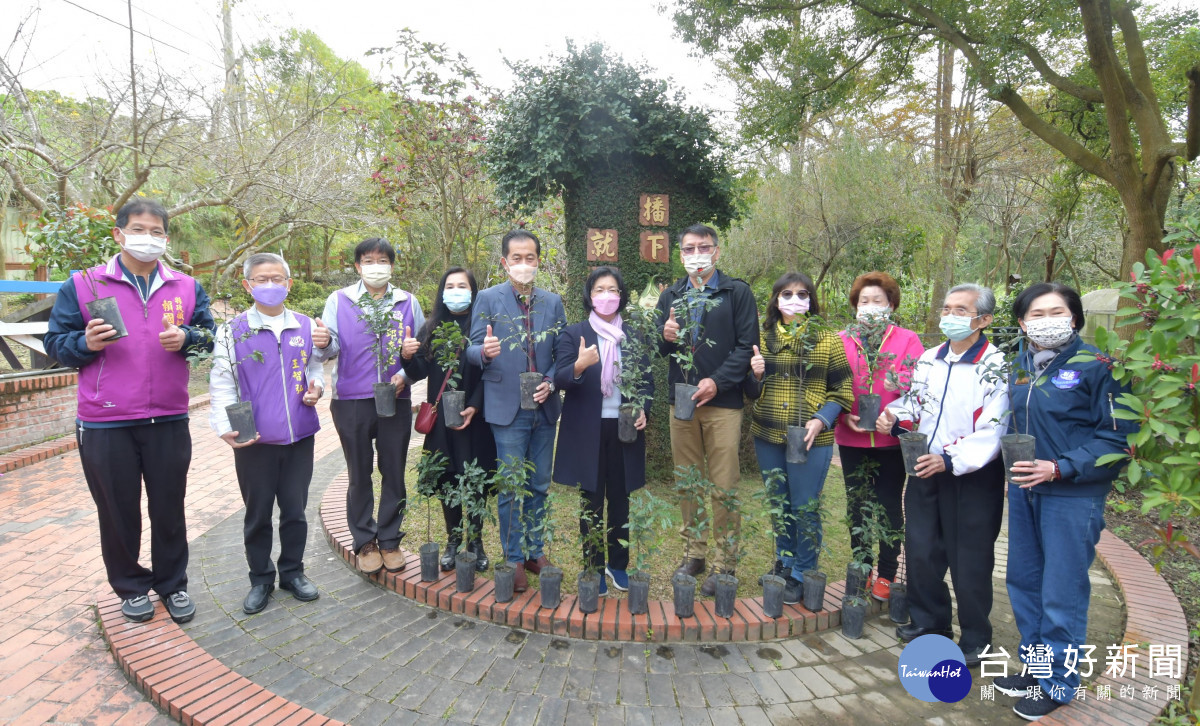 公司合力，花樹營行原生樹種復育。圖彰化縣政府提供