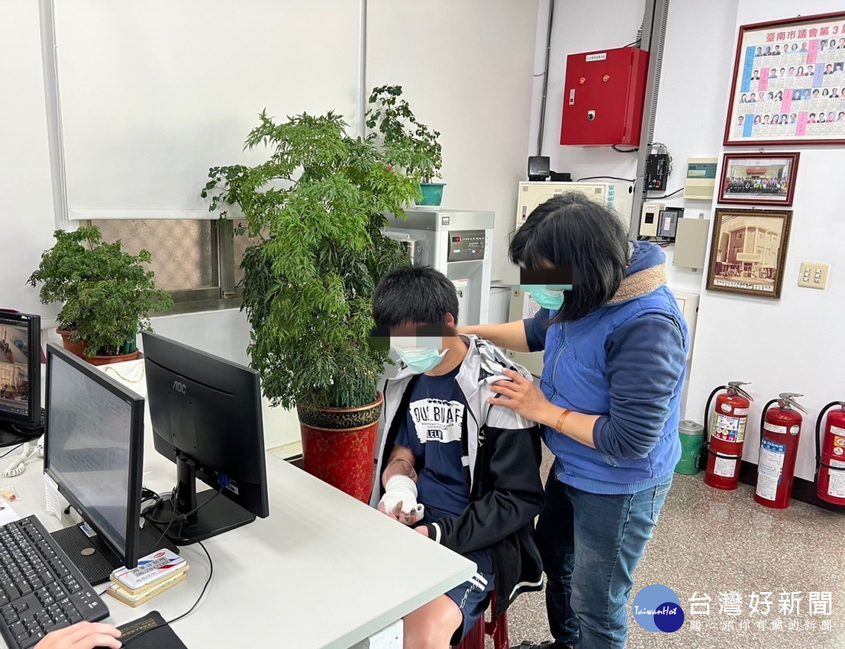 行船人沉迷直播險賠上積蓄　學甲警與郵局聯合阻詐 台灣好新聞 第2張