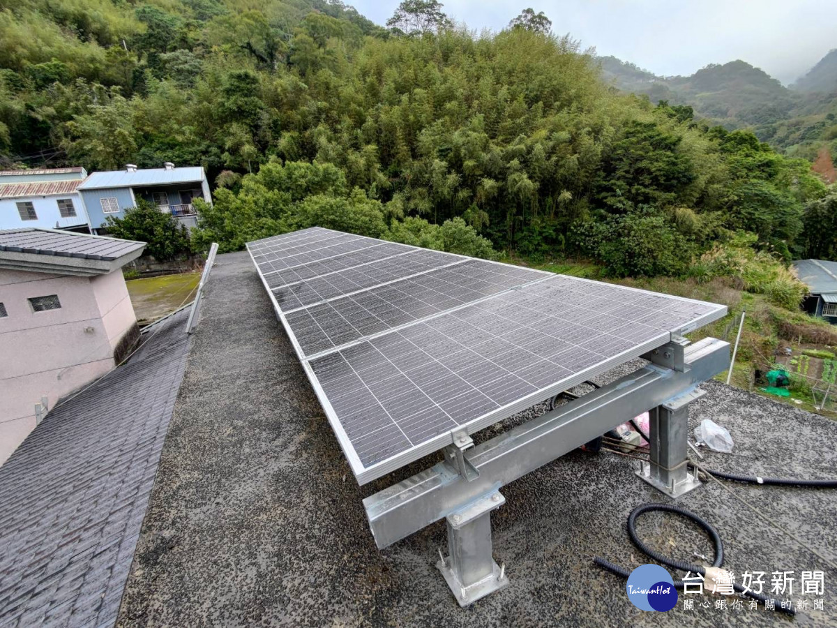 偏鄉微電網示範系統太陽能板。