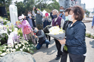 嘉義市長黃敏惠率市府主管，與228紀念文教基金會江榮森董事長及前監察院院長張博雅，一同在嘉義二二八紀念碑前獻花／嘉義市府提供