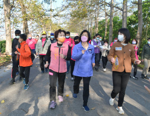 彰化縣長王惠美參加埤頭鄉木棉花季親子健行暨藝術祭，與上千民眾一起健行賞花。圖／彰化縣政府提供