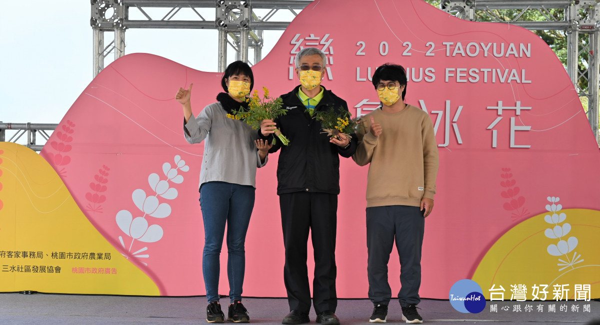 由三和青創基地團隊在地青農獻上手作魯冰花飾感謝桃市府協助在地青農創新推廣農產業