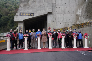許淑華立委曾在立院針對仁愛鄉投89縣(力行產業道路)改善計畫提出質詢，希望獲專案補助-許淑華立委今年1/25出席仁愛鄉力行產業道路發祥明隧道通車典禮。（圖/許淑華服務處提供）