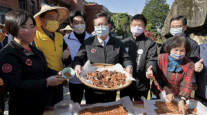 三和里長謝金棋及在地鄉親邀請鄭文燦市長體驗傳統炒花生糖，復刻客庄懷舊時光氛圍