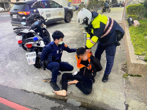 男子騎車等紅燈超出停止線，大園警攔查眼尖查獲毒品