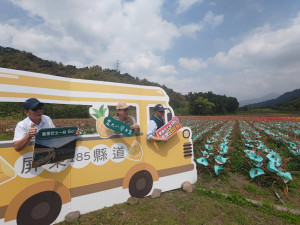 雙層巴士遊屏東185縣道　逛農夫小學市集看鳳梨彩帽田