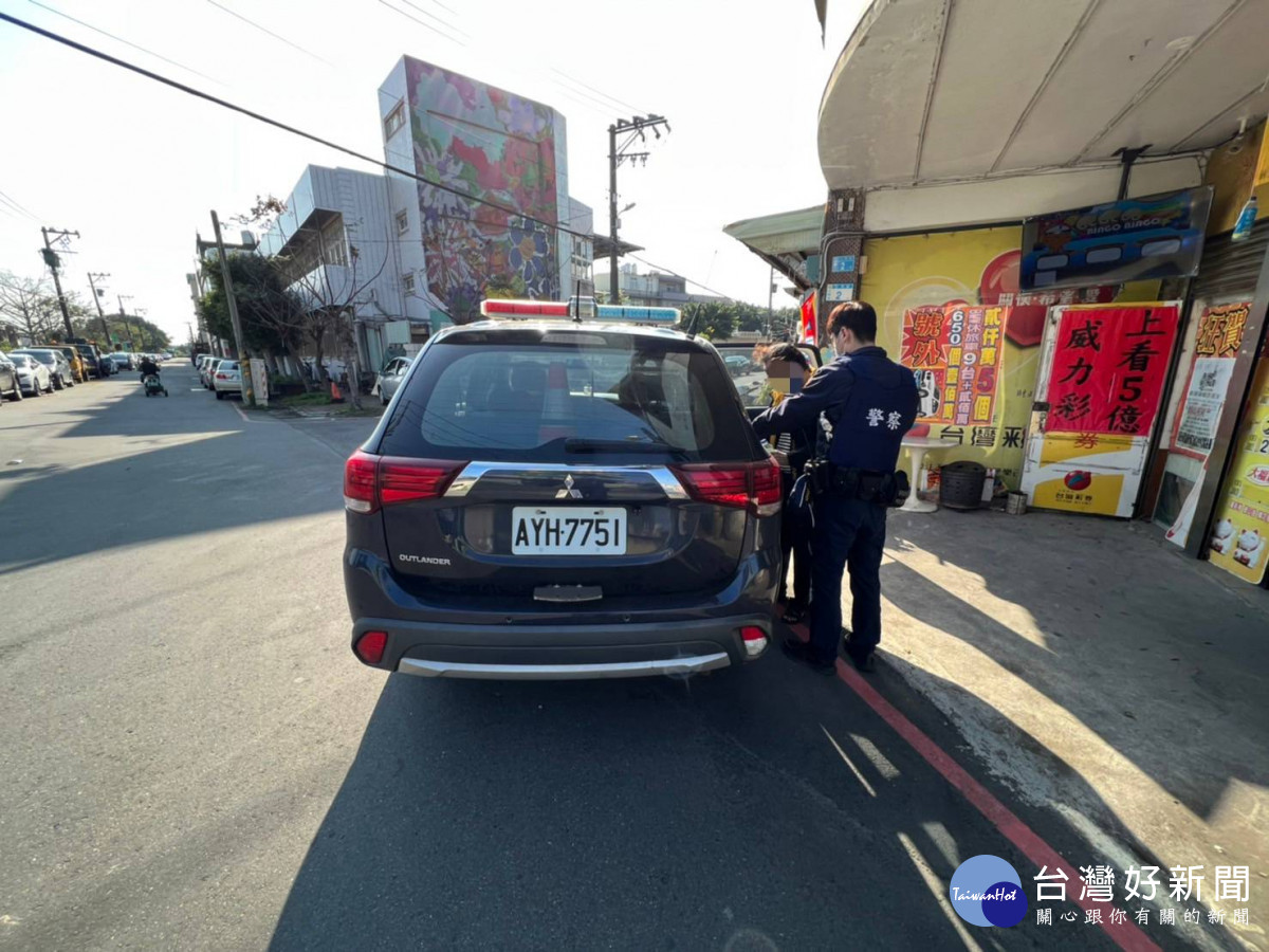 家人忙搬遷沒注意，失智翁獨自出門迷路，警方護送返家<br />
<br />
