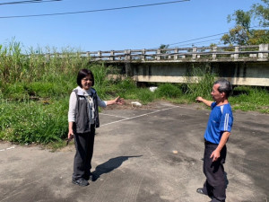 橋老舊又太低。林重鎣攝