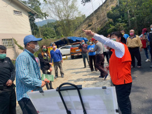 蔡培慧執行長會勘清水湖農路。（中部服務中心提供）