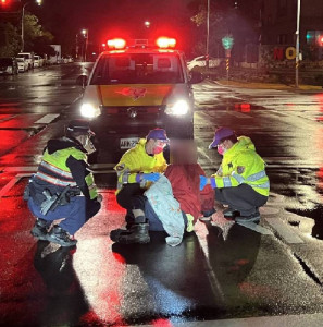 年邁老翁跌臥路中，八德警暖心護送返家