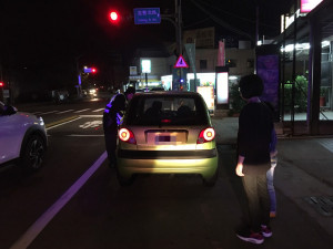 女子開車高溫拋錨，員警協助車主將車輛移至路旁