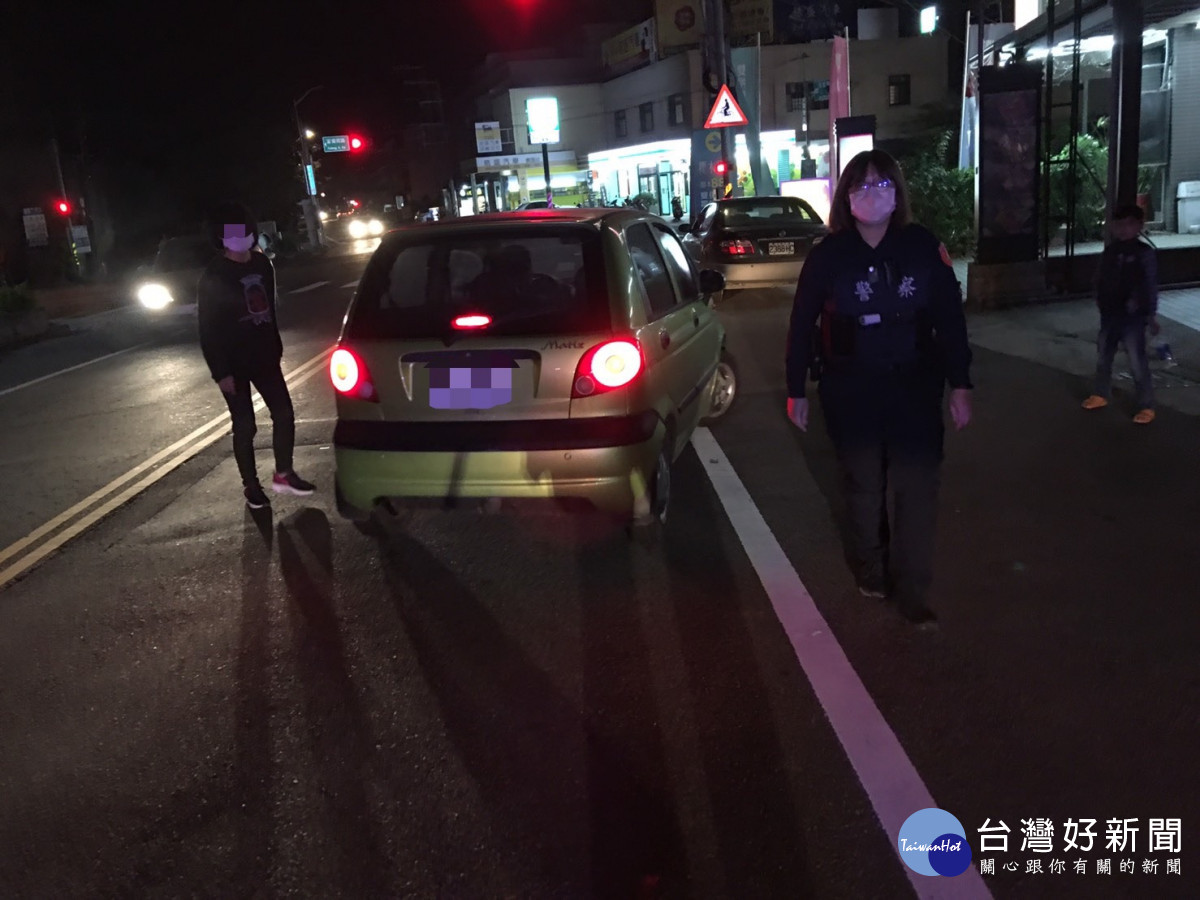 女子開車高溫拋錨，員警協助車主將車輛移至路旁