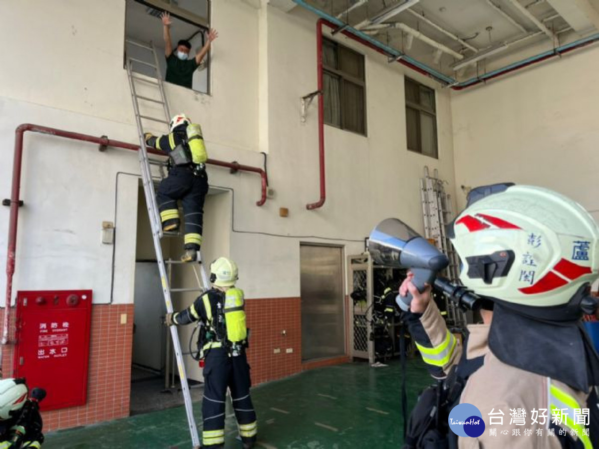 桃園消防換發新式消防衣，全國首創配發無線電防焰保護套