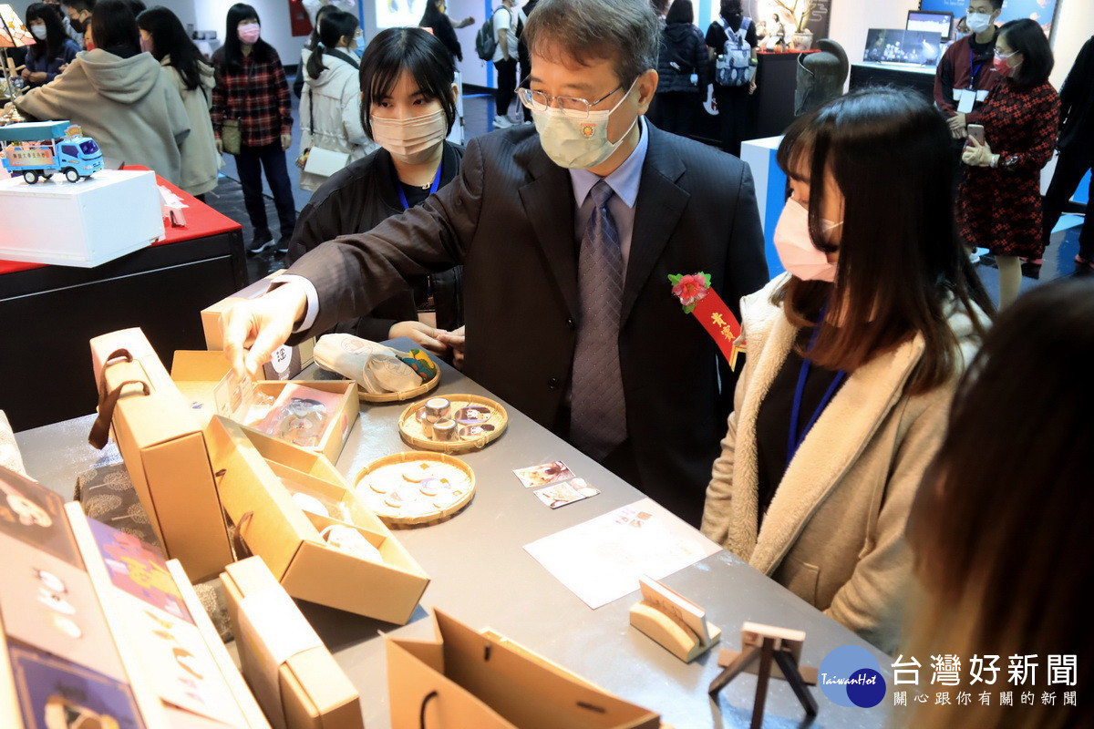 林副校長關切同學未來發展，將為同學打開創業道路。（記者扶小萍攝）