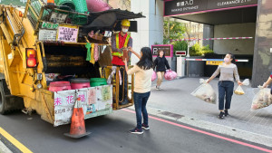 民眾交付清潔隊回收廢食用油