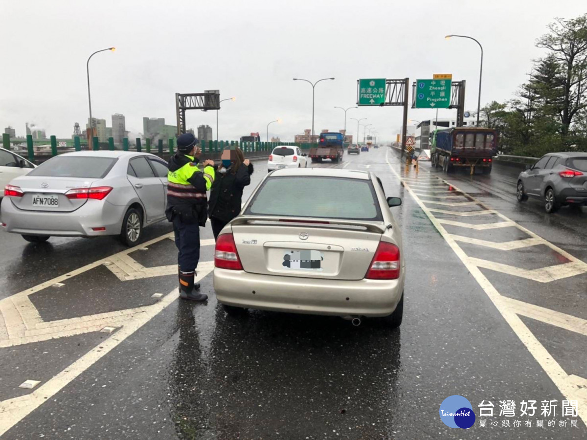 汽車拋錨困路中，熱心平警推車解圍